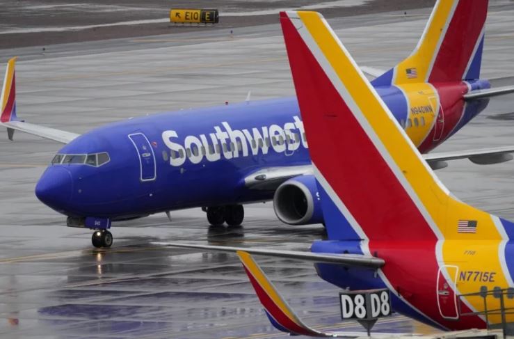西南航空遇乱流紧急降落佛州机场 2人受伤送医