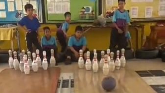 视频 | 吉打小学DIY保龄球场打发时间 网赞老师有创意