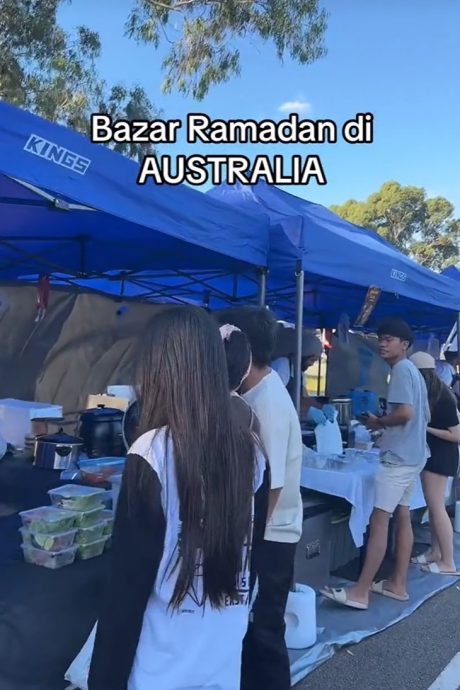 视频|墨大马人逛斋月市集 “搭蓝帐篷以为在大马”