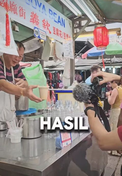 视频|巫摄影为华小贩拍视频 网民争议“豆浆是否清真？”
