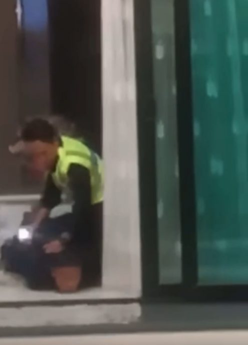 视频|柔：新闻： 男子涉爆窃图逃被捕  警起获刀石头椅子