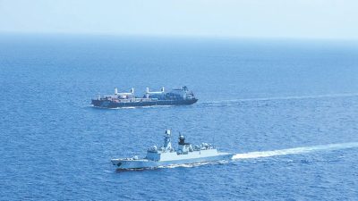 解放军亚丁湾护航编队 护送2艘香港货船避袭击