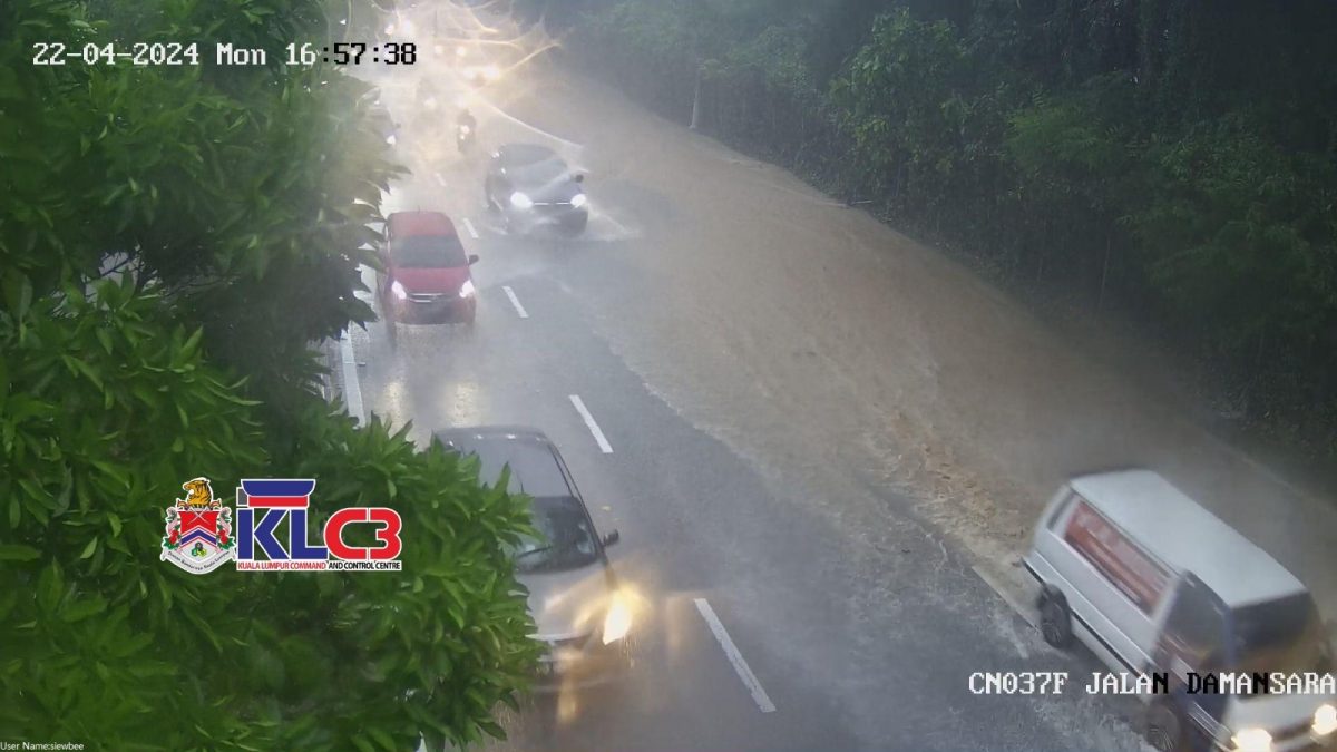 豪雨致路面积水 下班时段更塞车