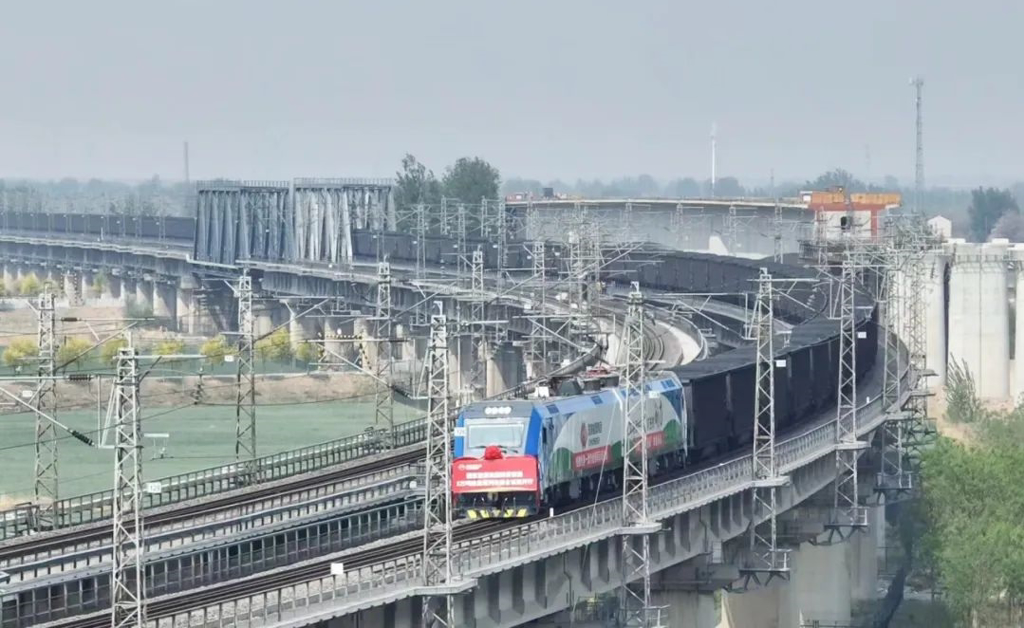 超级巨龙！长4公里重3.2万吨 中国最长最大重载火车试验成功