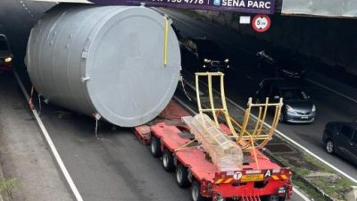 载巨型容器体罗里卡天桥底 交通中断 引发大塞车