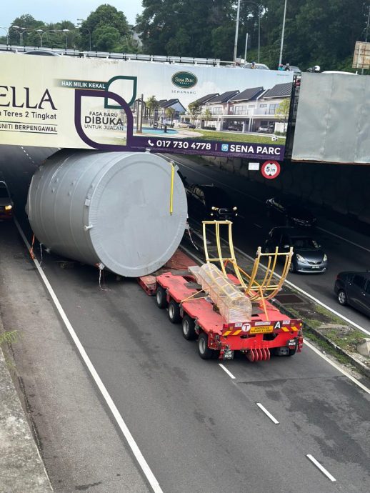 载巨型容器体罗里卡天桥底 交通中断 引发大塞车