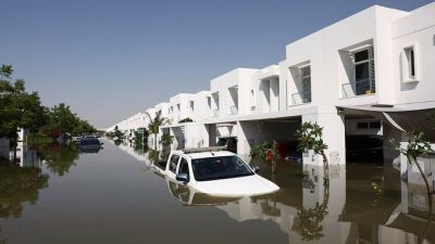 迪拜淹水超跑被冲走在路上漂　香奈儿泡水 豪宅惊现瀑布