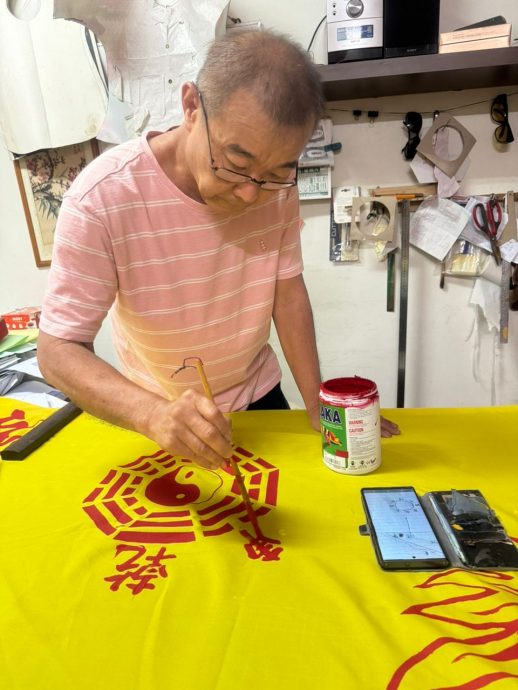 陈荣春挥写优美工整字体 书写神旗承载祈福心意