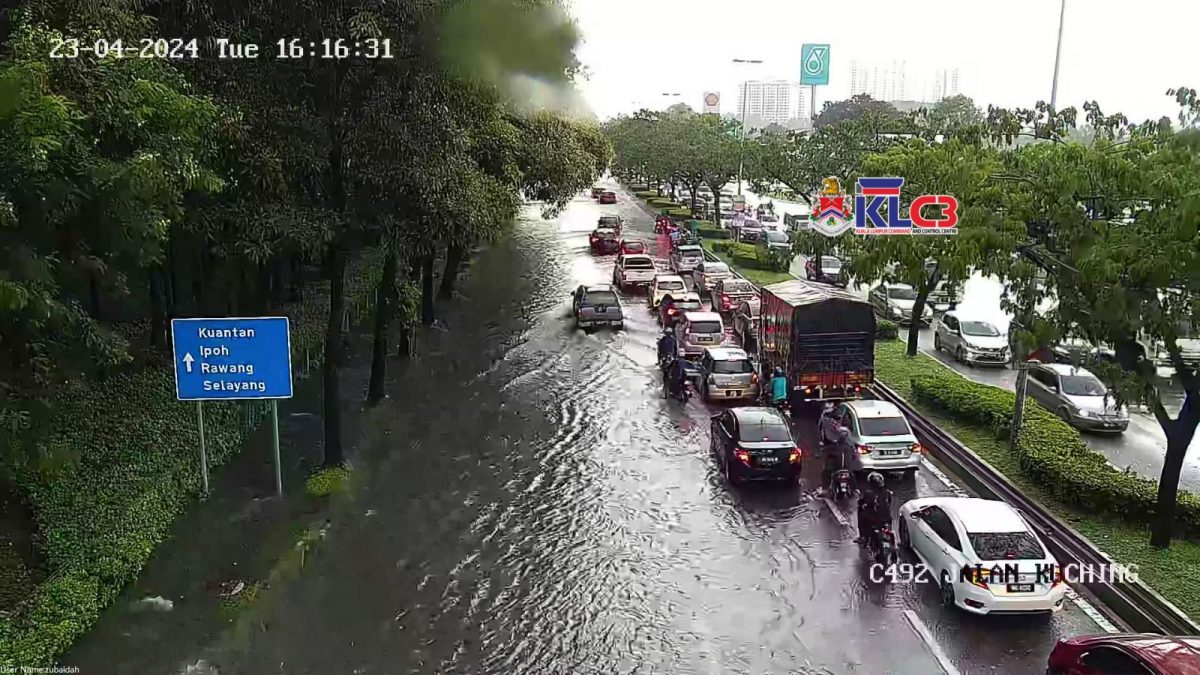 雪隆多区水灾树倒 多路现车龙