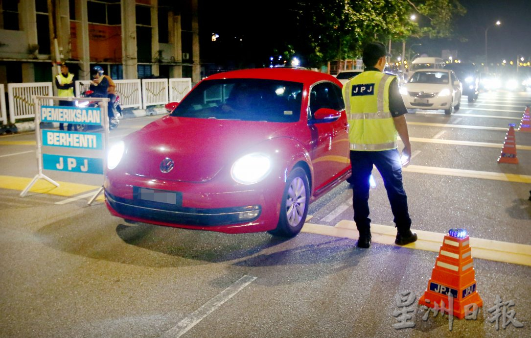 霹陆交局取缔​违规车 无路税车险上路 捉！