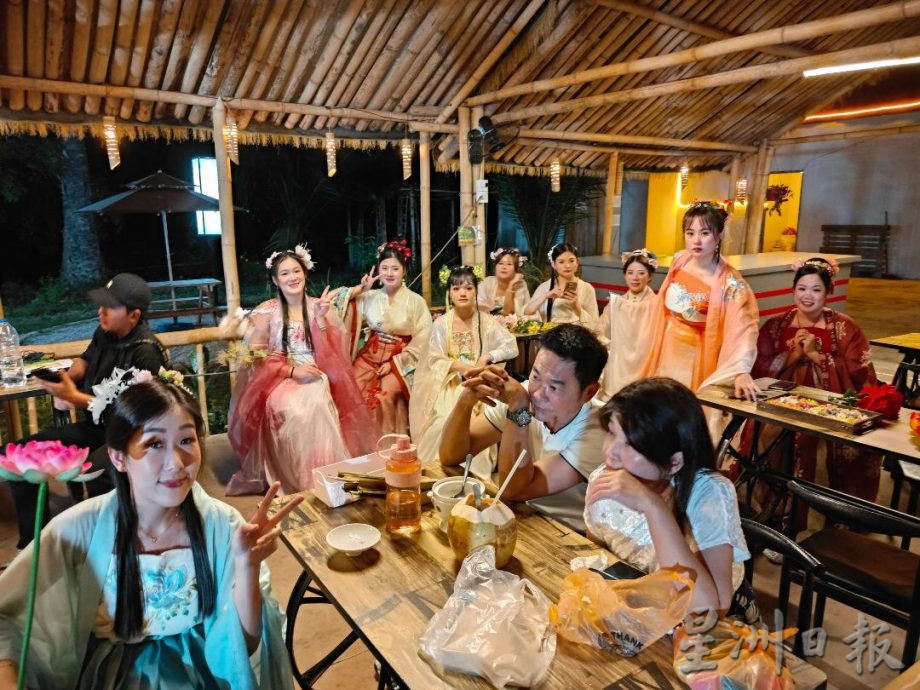 首届“花朝节”举行 12女士穿汉服化身“花仙子”