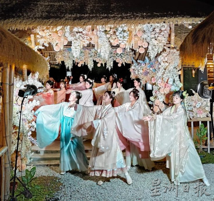 首届“花朝节”举行 12女士穿汉服化身“花仙子”