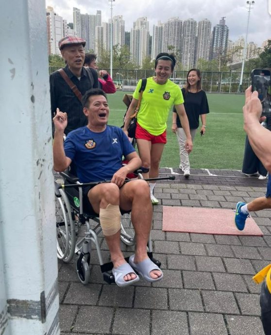 黄日华练球出意外　右脚受伤坐轮椅离场