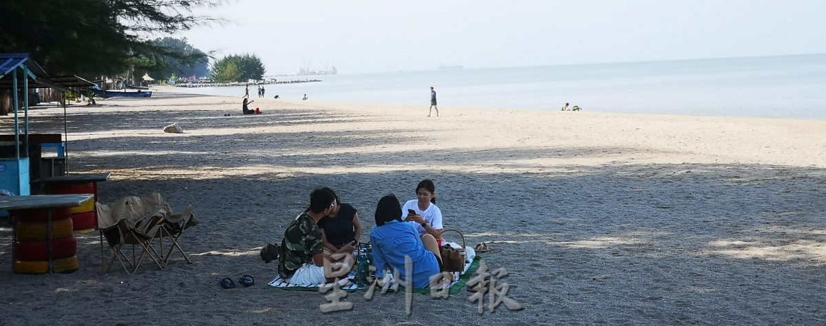 （古城封底主文）开斋节与家人好友到海边度假，公主海滩涌人潮
