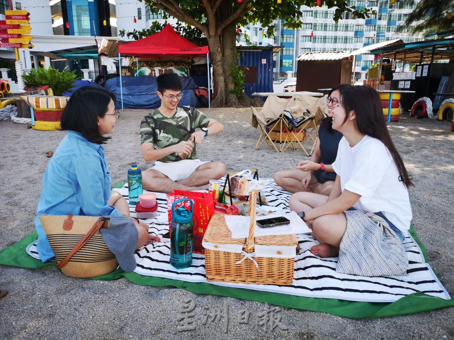 （古城封底主文）开斋节与家人好友到海边度假，公主海滩涌人潮