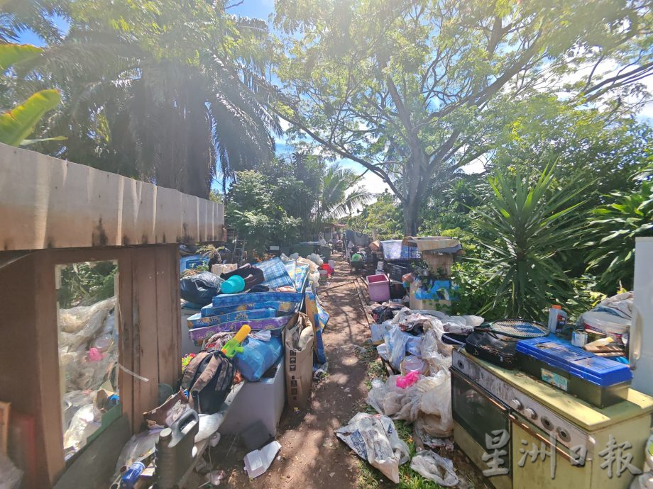 （古城封面主文）住家单位回收物地毯大型电器占地成“小天地”，造成环境卫生不雅观及污染