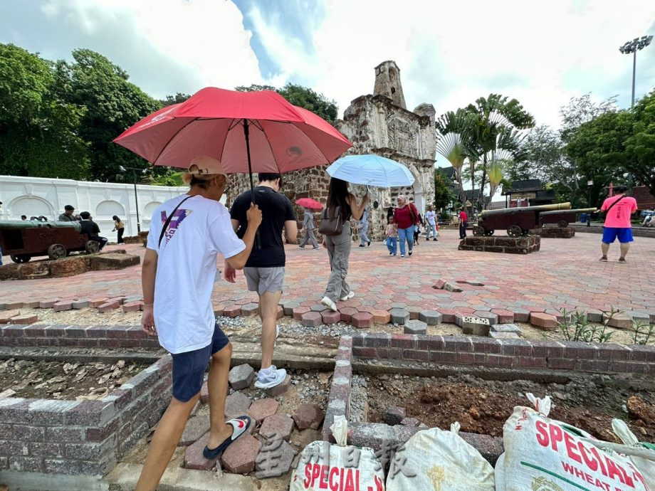 （古城封面副文）古城门更换地砖工程未竣工 访客受促小心留意免跌倒