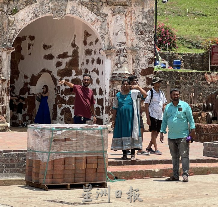 （古城第五版主文）旅游旺季 古城门缝缝补补·砖块叠放影响美感