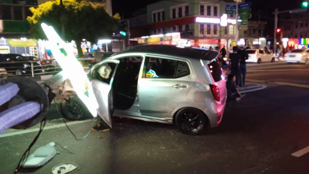 （已签发）柔：新邦令金大街车祸 分界堤路灯被撞断