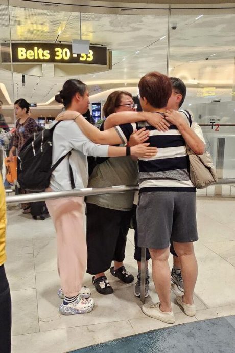 （已签发）柔：狮城二三事：与亲友樟宜机场相拥而泣　台湾遇地震狮城妇：高兴终于回家
