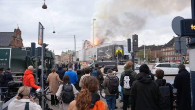 视频|400年历史哥本哈根股票交易所起火 标志性尖顶被烧塌