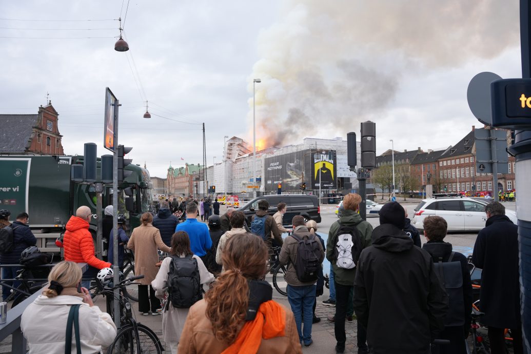 （视频）400年历史哥本哈根股票交易所起火 标志性尖顶被烧塌