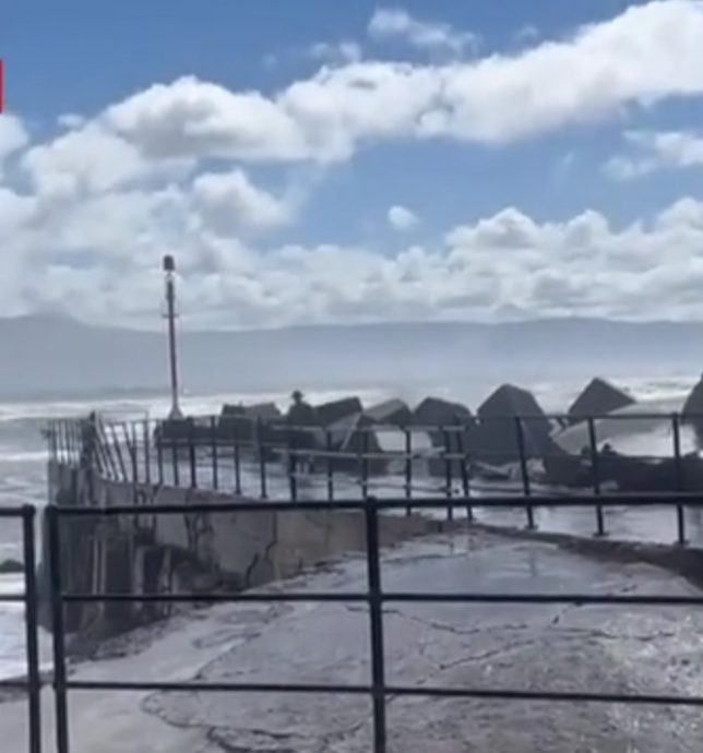 （视频）女童海堤漫步被巨浪卷走 勇父果断跳海救女 