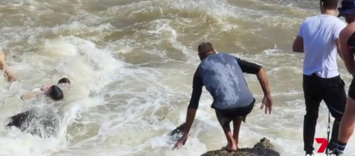 （视频）女童海堤漫步被巨浪卷走 勇父果断跳海救女 