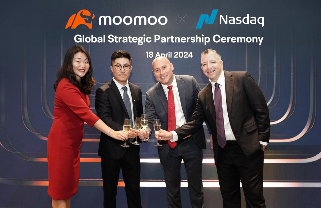 From left to right, Echo Zhao, Singapore Country Head at Moomoo Financial Singapore Pte. Ltd.; Robin Xu, Senior Vice President of moomoo