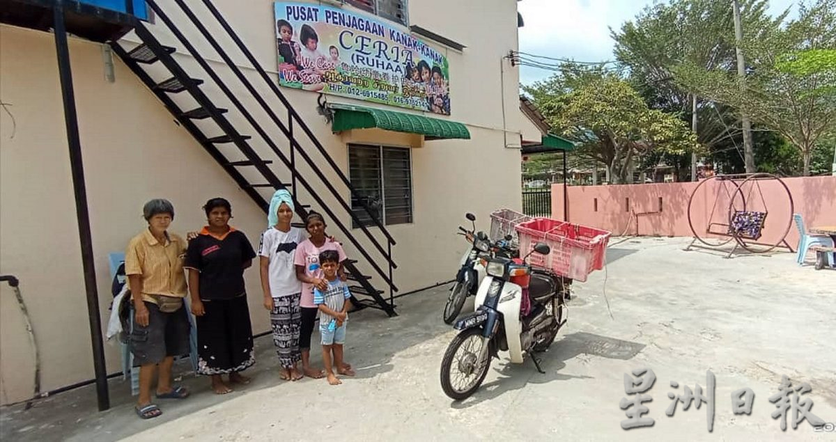 NS马口:女菜贩以摩托车协助结业服装店将衣物派送到孤儿院