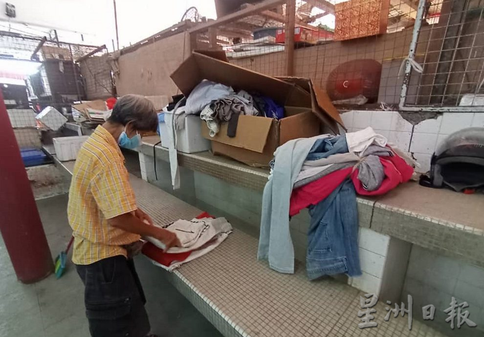 NS马口:女菜贩以摩托车协助结业服装店将衣物派送到孤儿院