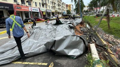 视频 | One Selayang区道路坍塌 | 士拉央市议会局部封锁现场 帆布遮盖崩塌路段