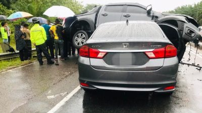 3轿车雨天碰撞 导致一死二伤