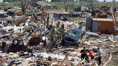 23龙卷风袭击美国艾州多地酿5死  车子被卷飞 女子惨死
