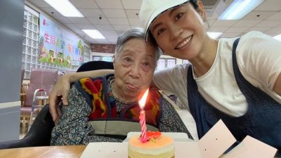 宣萱為101歲幫傭慶生“她當我親生女養大！”