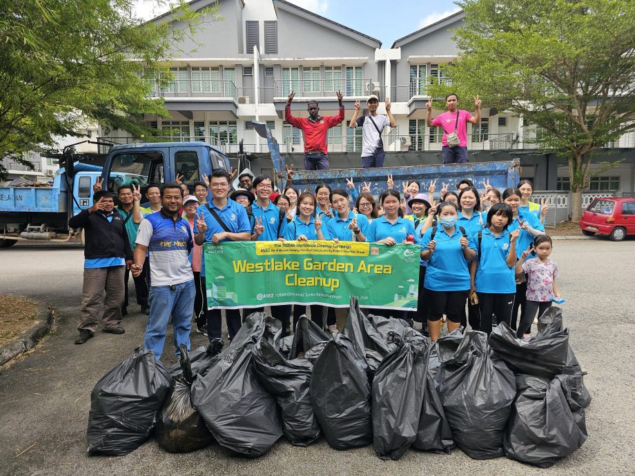 50ASEZ志愿者清理美化霹雳州西湖花园地区