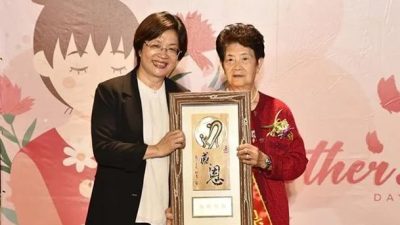 84歲老太太獲頒模範母親 兒子竟是“亞洲天王”