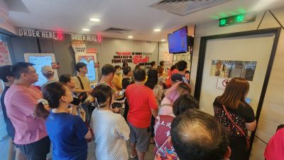 9块炸鸡RM36促销最后一天 民众KFC排队4小时半才买到！