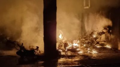 大学学生宿舍火警  36摩托车烧成废铁