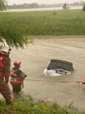 视频|连人带车坠河 女子溺死