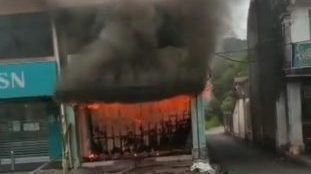 視頻|浮羅山背一店屋起火 一家3口命喪火海