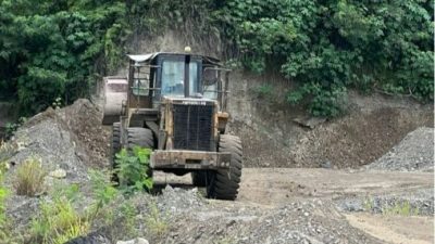 土地局取缔非法运沙石 扣押17台重型机械