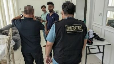 移民登記局突檢行動．2外國人被扣查