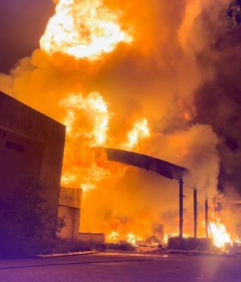 大火狂烧 关丹格宾工业区一个货仓（附视频）