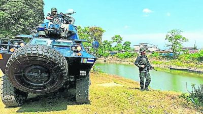 丹警加强安全管制   装甲车无人机巡逻马泰边界