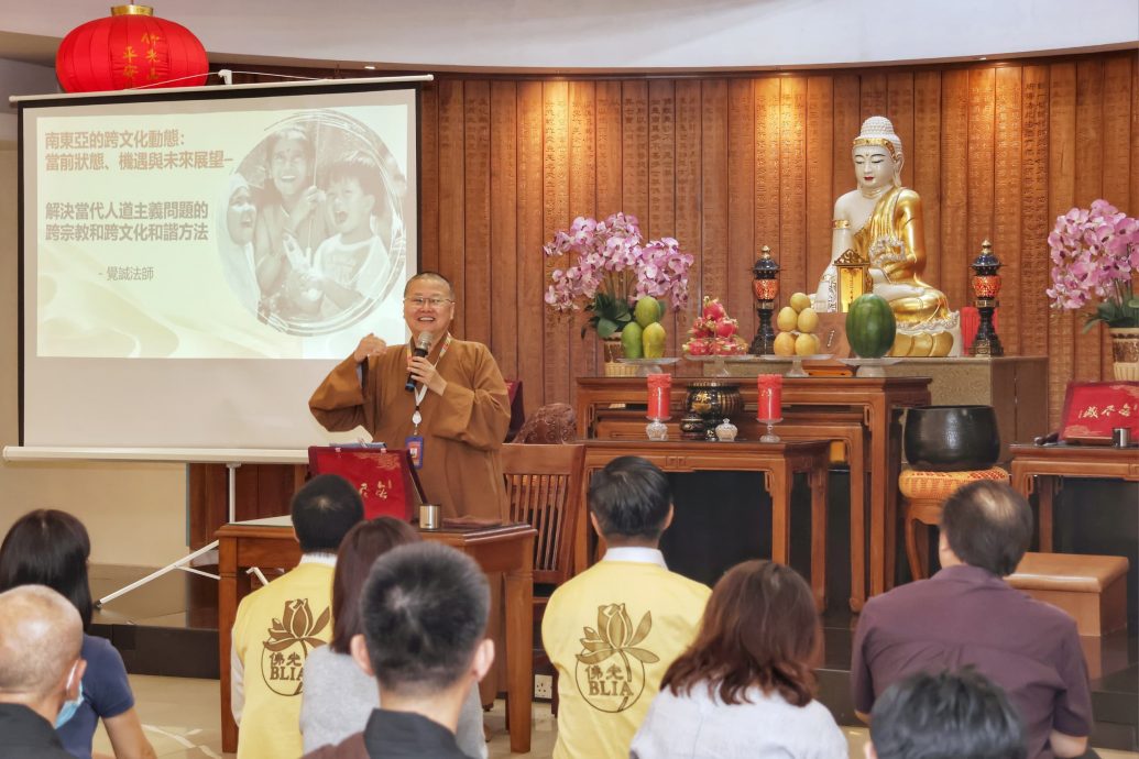 东：佛光山新马泰印教区总住持觉诚法师莅临关丹禅净中心，与150位信徒进行了一场深入心灵的开示。
