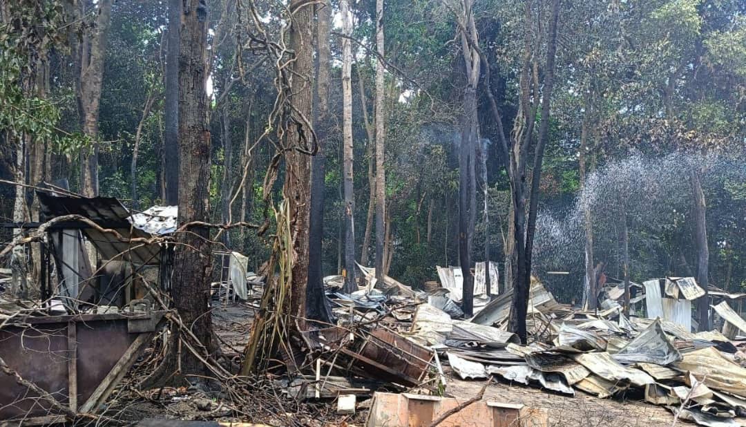停泊岛25间建筑工人的宿舍（rumah kongsi）被烧毁，大约80名外籍劳工的财物尽皆烧毁。