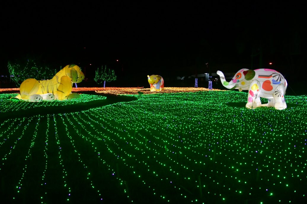 东：全马最大灯光秀“2024年露娜灯光嘉年华”（Luna Light Wonderland 2024）即将落幕，民众把握机会前往参观逾百万盏璀璨灯光装饰而成  的展览。