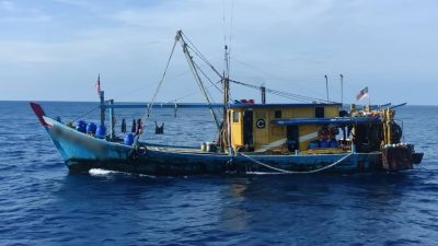彭亨海事执法机构扣查本地渔船及4缅甸船员