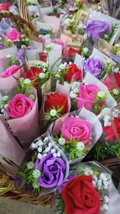 东：母亲节送花给女长辈成流行趋势，康乃馨仍是首选。